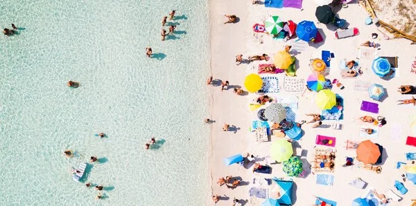 Imagem de praia em vista de pássaro 