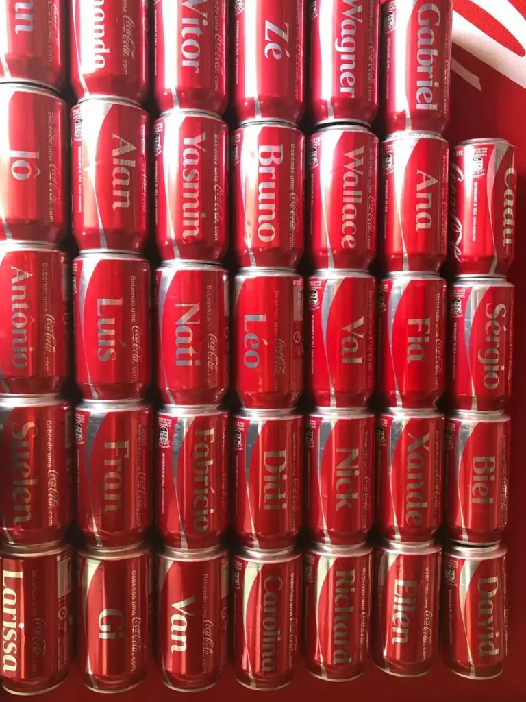 Guia do Marketing Personalizado: do conceito à prática Imagem de latas da campanha da Coca Cola Share a Coke