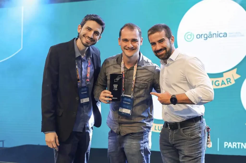 Nossa trajetória no RD Summit: conquistas e aprendizados Equipe Orgânica Digital recebendo premiação.