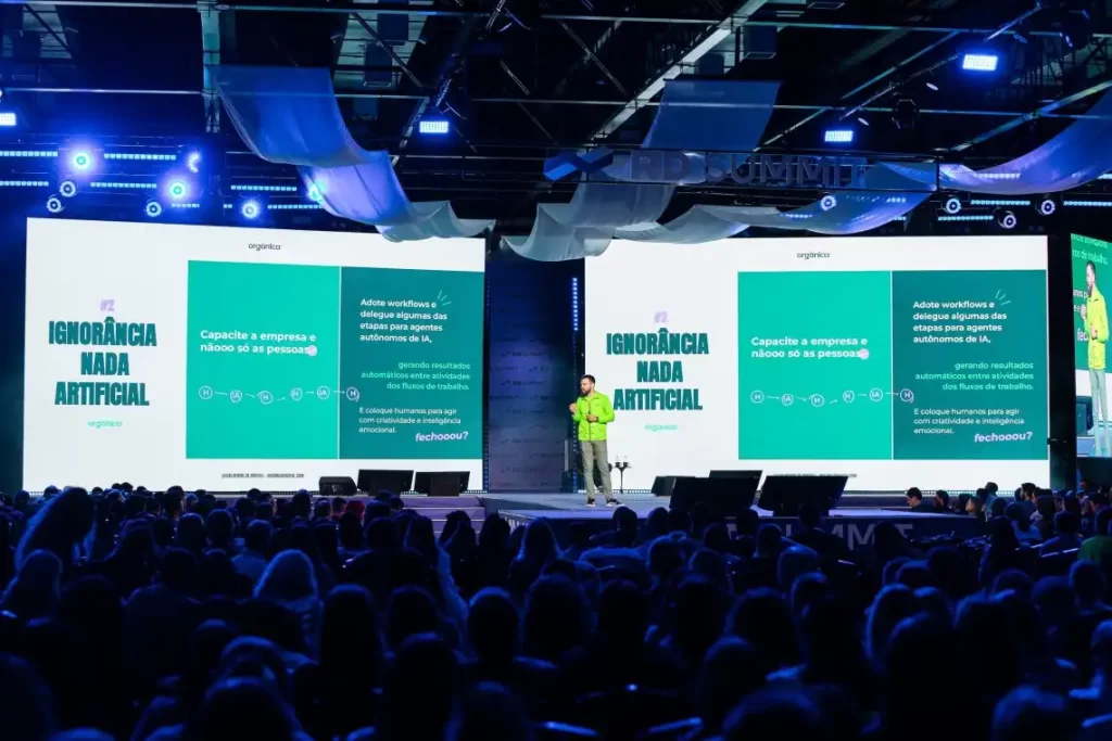 Nossa trajetória no RD Summit: conquistas e aprendizados Orgânica Digital no palco durante palestra sobre Ignorância nada Artificial.