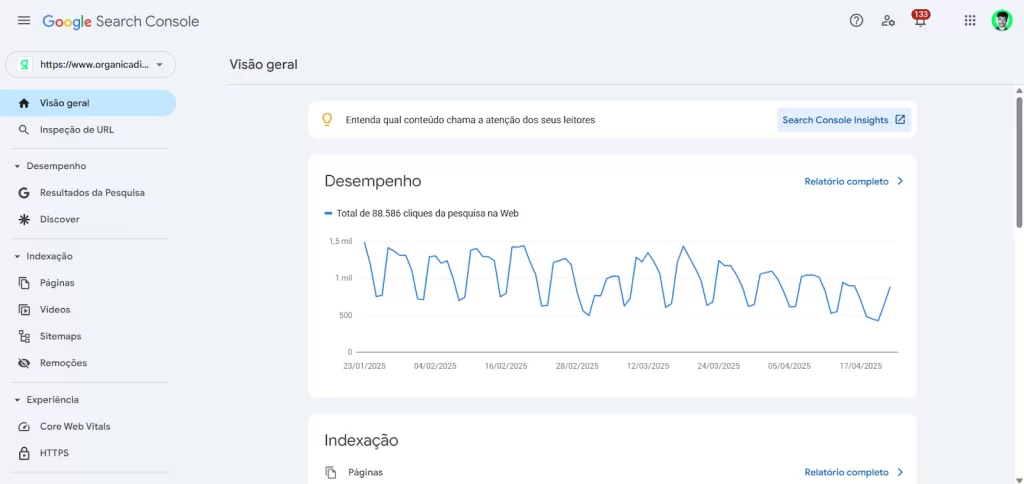 Gráfico de desempenho de pesquisa na web exibido na tela do Google Search Console, com uma linha de tendência mostrando variações ao longo do tempo.