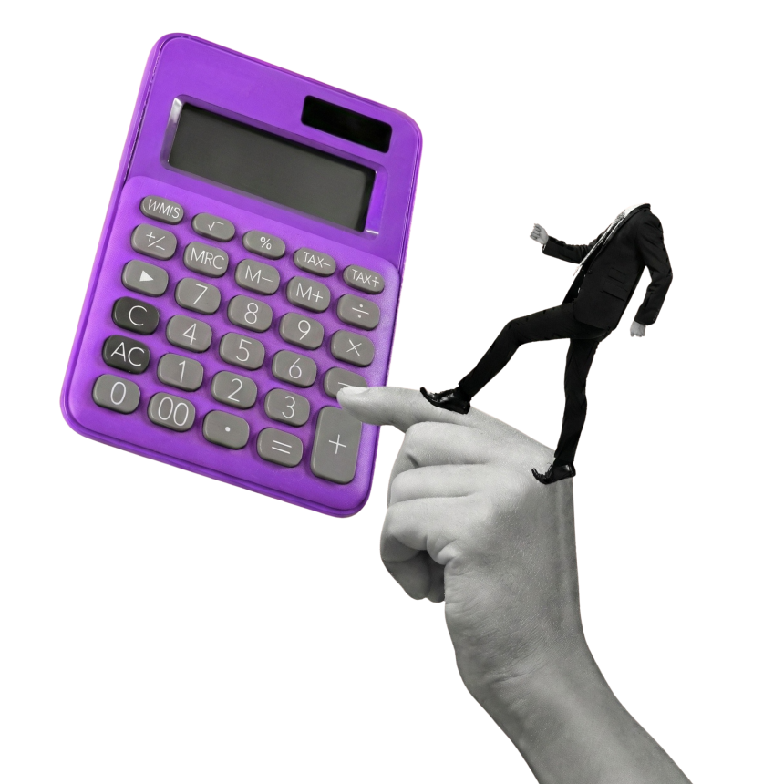Mão segurando calculadora roxa com homem sobre o dedo