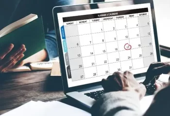 Close-up da tela de um computador/laptop mostrando um calendário com data e mês