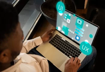 Imagem de uma pessoa utilizando um laptop com elementos gráficos representando design responsivo, UI e UX.