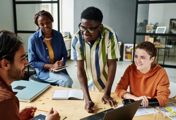 A inteligência artificial está transformando o Marketing, criando oportunidades e desafios. É importante saber equilibrar esses aspectos para que você não apenas acompanhe as mudanças, mas lidere essa revolução. Vamos lá?