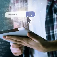 Pessoa segurando um tablet com uma ilustração de uma busca na internet destacada na tela, simbolizando pesquisa online e tecnologia, com fundo digital