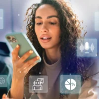 Mulher usando smartphone com ícones de tecnologia ao redor, representando as tendências de marketing digital.