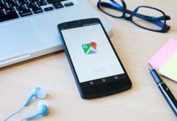 Pessoa navegando em smartphone Android com ícones de redes sociais