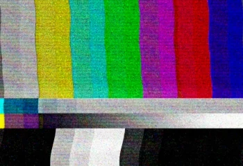 Tela de teste de cores de televis&atilde;o com barras verticais coloridas e est&aacute;tica visual